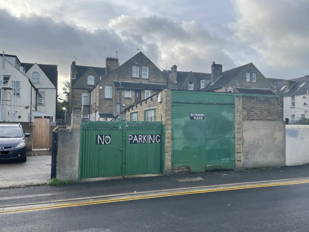 Lot: 102 - LARGE SEMI-DETACHED HOUSE WITH POTENTIAL FOR CONVERSION AND DEVELOPMENT -